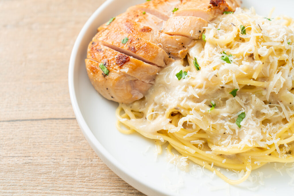 vecteezy spaghetti white creamy sauce with grilled chicken 3386659 1
